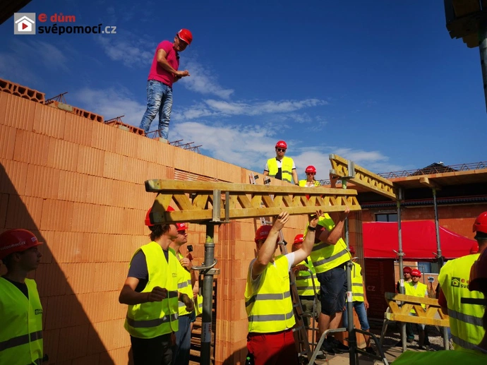 Workshop: Rozmisťování  stropních POT nosníků a kladení vložek nad garáží