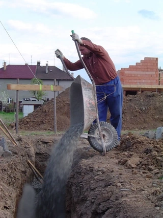 Zaměření stavby, základy a základová deska