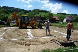 Výkop základových pásů + kameny