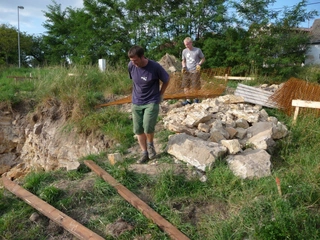 příprava základové desky + ZÁKLADOVÁ DESKA - podsklepení, ve svahu, na skále