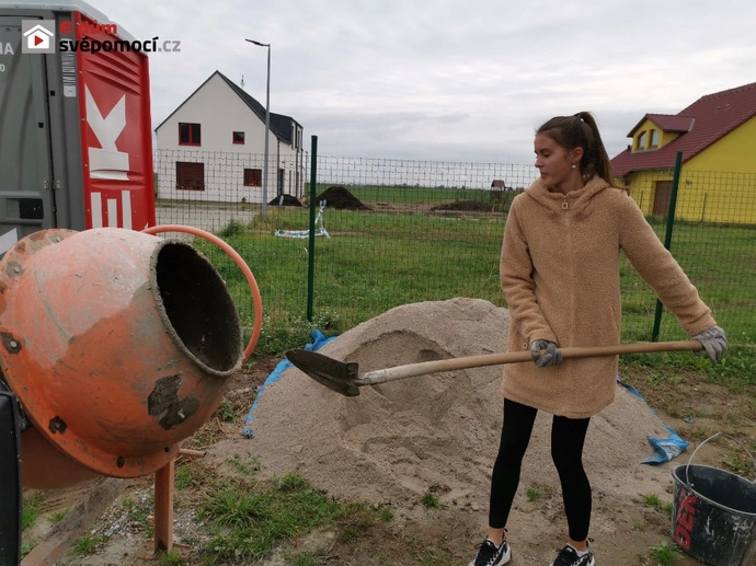 23. a 24. stavební týden – Dozdění šikmin, zasypání stěn sklepa, betonování roznášecích patek pro vaznice a úklid prostoru budoucího schodiště