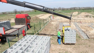 Zakládání rohů a první řady ztraceného bednění