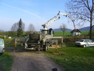 Bagrování a betonování základových pásů