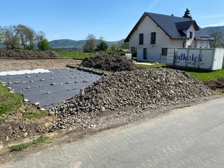 Nájezd, příjezdová cesta a geodetické zaměření zhotoveno