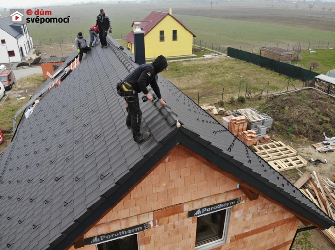 36. a 37. stavební týden – Oplechování štítů a komínu, pokládka střešní krytiny a okapové svody