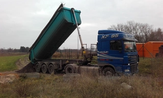 Navážení materiálu do desky, hutnění, příprava pro položení kari sítí, vjezd na pozemek