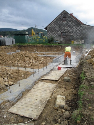 Pokládání ztraceného bednění a vylití pásů betonem