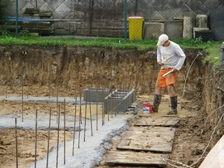 Pokládání ztraceného bednění a vylití pásů betonem