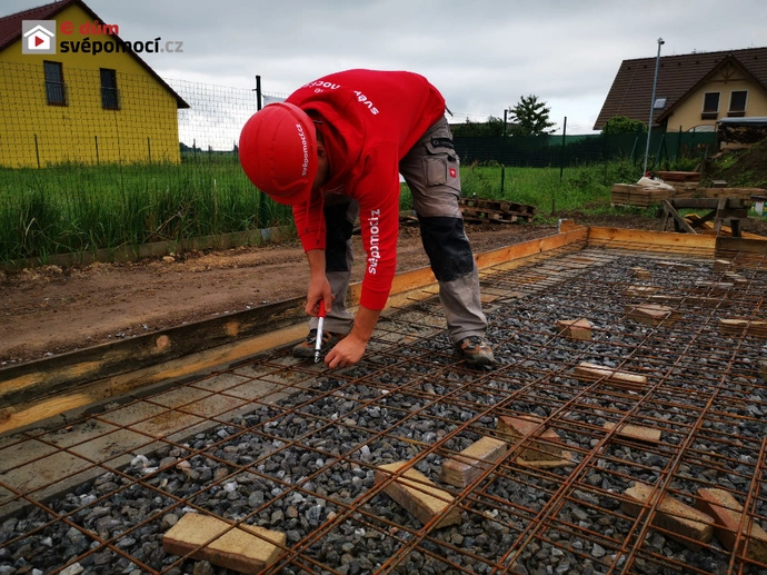 Ukládání a rovnání betonu – betonování desky