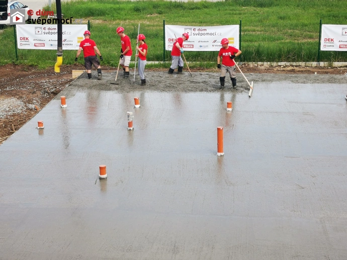 Ukládání a rovnání betonu – betonování desky