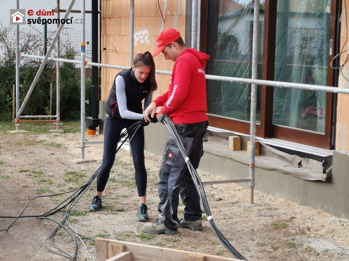 Přípojky elektro, voda a kanalizace