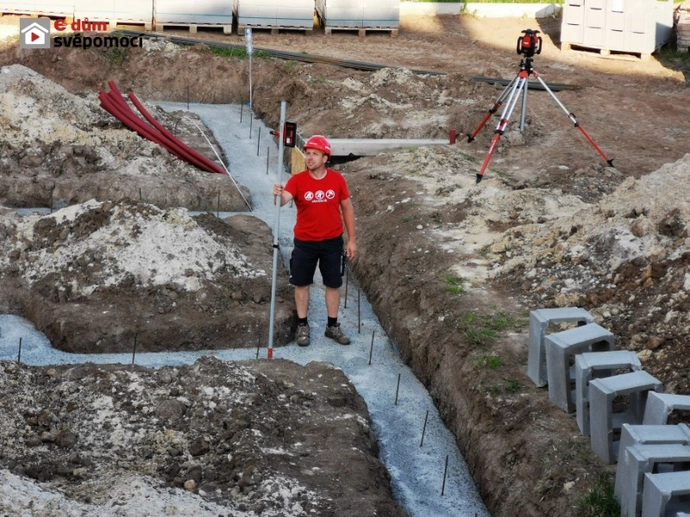 2. stavební týden - Betonování základových pásů a zakládání ztraceného bednění