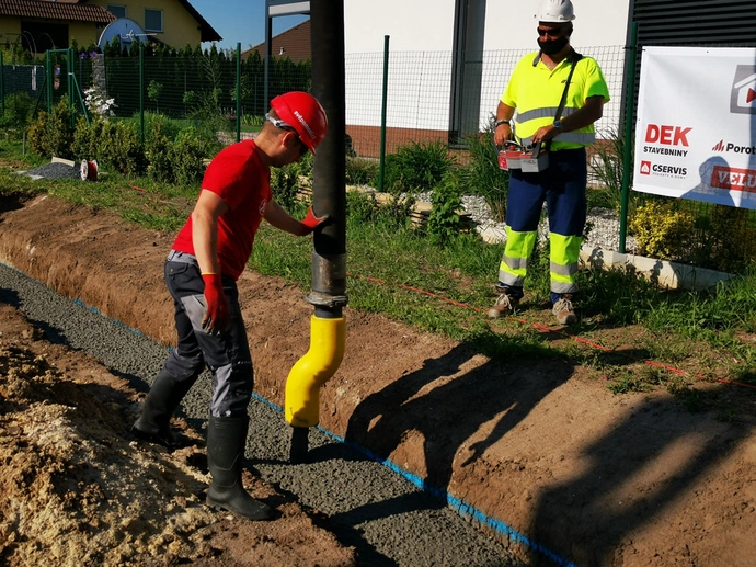 2. stavební týden - Betonování základových pásů a zakládání ztraceného bednění