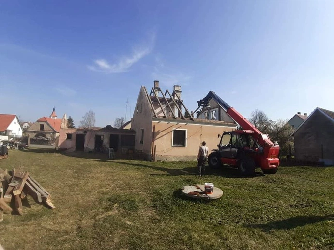 Než začne stavba, musíme zbourat starý dům!