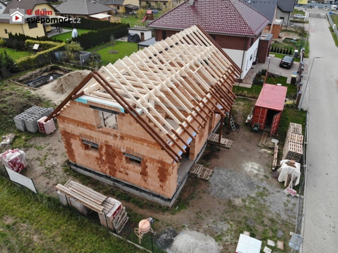 26. týden – Natírání krovu a jeho sestavení, základy pro patky sloupů, práce řemeslníků a založení štítů a podbetonování vaznic