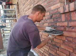 Postup při aplikaci obkladových pásků na fasádu: lepení a spárování