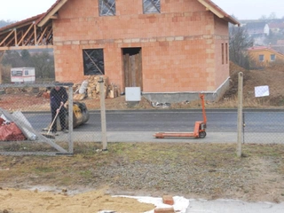 Navážení cihel, střešní krytiny a ostatního materiálu