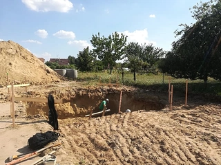 Stavba sklepa a základové pásy domu