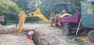 Nákladní auto se střídalo s Multikárou, díky tomu bagr nemusel stát