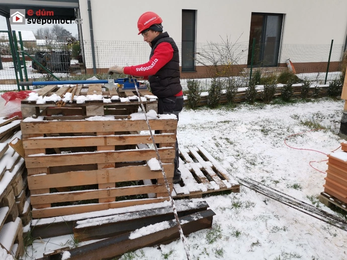 28. týden – 1. část – Západní štít, šikminy na vnitřních stěnách, bednění a armování schodiště, sekání kapsy