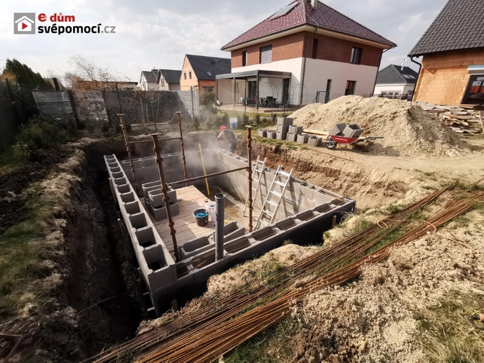 38. stavební týden – Zakládání a zdění příček, penetrace a hydroizolace, ztracené bednění sklepa