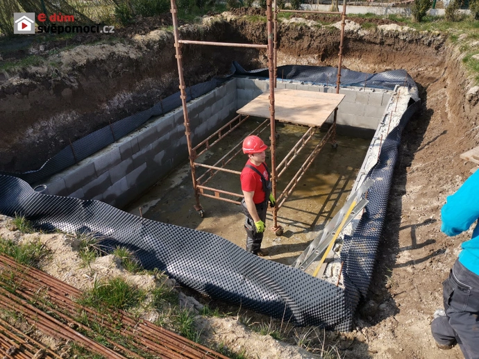 38. stavební týden – Zakládání a zdění příček, penetrace a hydroizolace, ztracené bednění sklepa