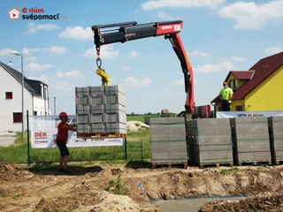 Příprava prostupů pro kabely a potrubí, ukládání zemnícího pásku a betonování základů